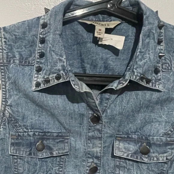 Decree Women's Denim Sleeveless studded Collared Button‎ up Top - Picture 2 of 6